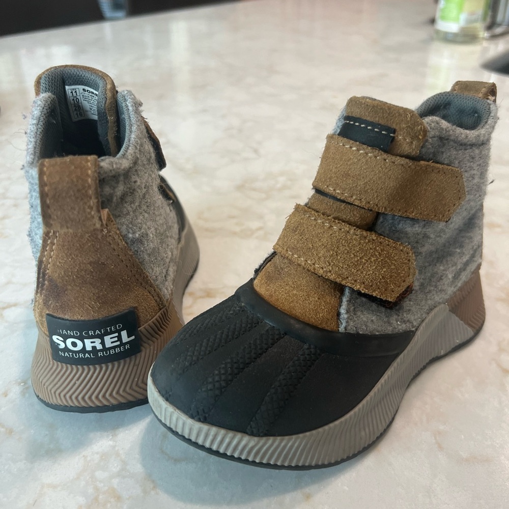 COPY - Sorel kids size 11 grey fuzzy fabric